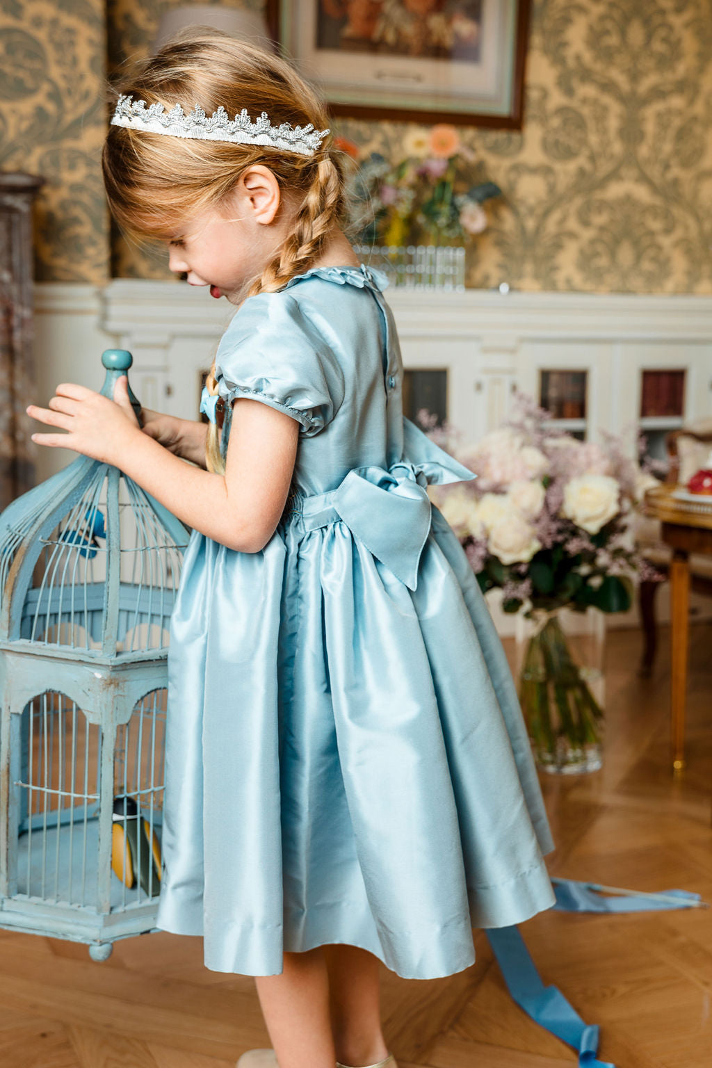 ROBE en soie bleue pour POUPÉE ANCIENNE ou MODERNE de 73 cm ROBE en soie bleue pour POUPÉE ANCIENNE ou MODERNE de 73 cm