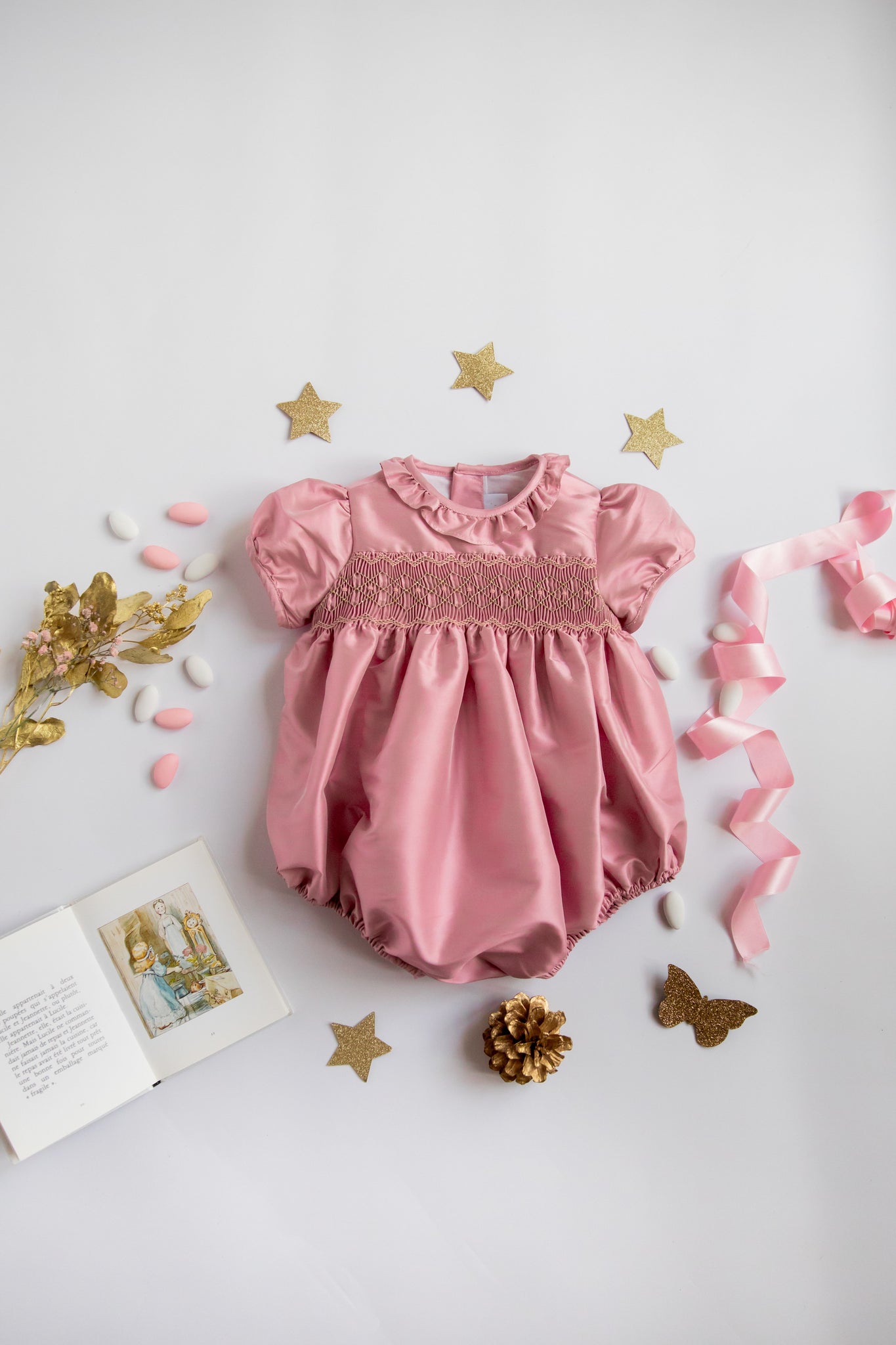 Astrid Barboteuse en soie rose, smocks et broderie